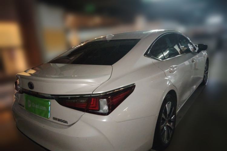 Used Lexus ES 2020 300h Premier Edition Rear Right 45 Deg