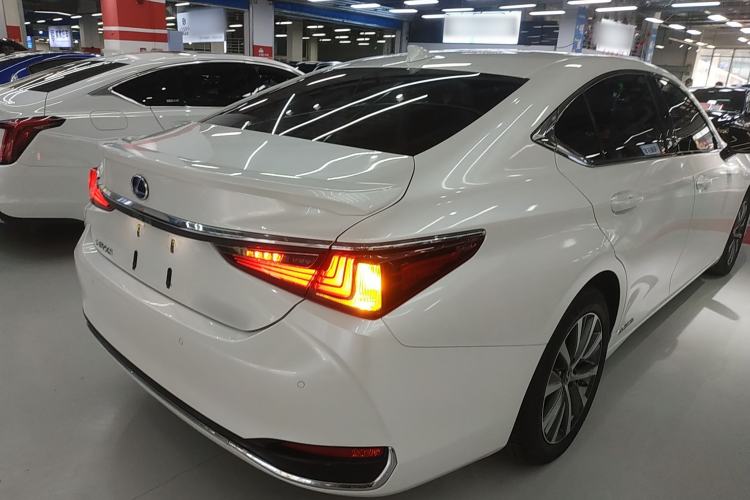 Used Lexus ES 2020 300h Premier Edition Rear Right 45 Deg