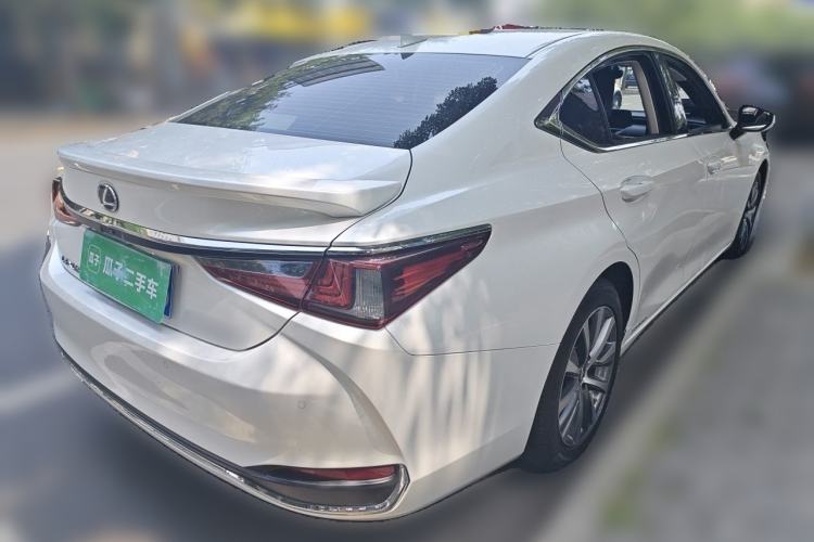 Used Lexus ES 2020 300h Premier Edition Rear Right 45 Deg