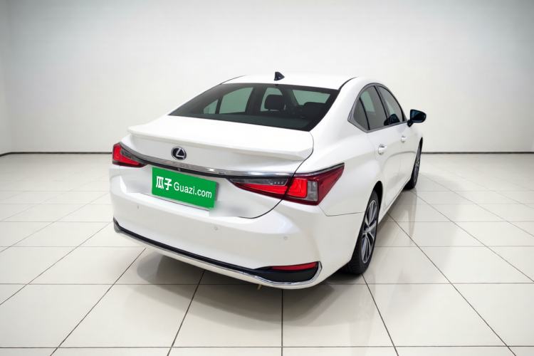 Used Lexus ES 2020 300h Premier Edition Rear Right 45 Deg
