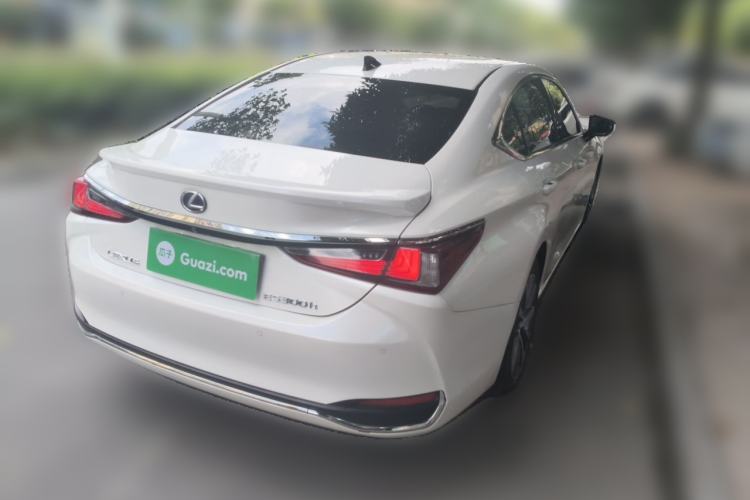 Used Lexus ES 2020 300h Premier Edition Rear Right 45 Deg