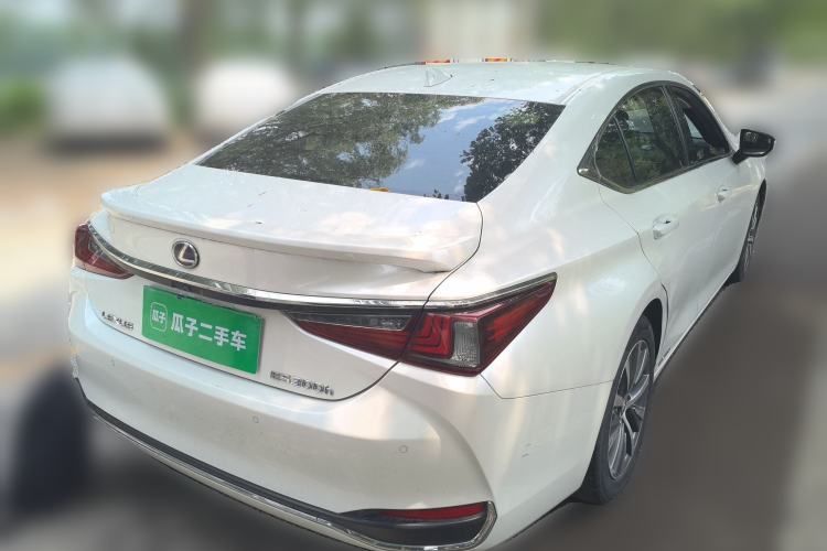Used Lexus ES 2020 300h Premier Edition Rear Right 45 Deg