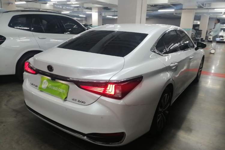 Used Lexus ES 2020 200 Excellence Edition Rear Right 45 Deg