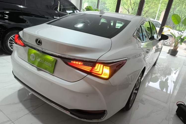 Used Lexus ES 2020 200 Excellence Edition Rear Right 45 Deg