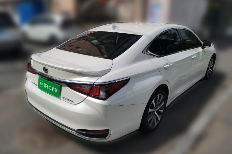 Used Lexus ES 2020 300h Premier Edition Rear Right 45 Deg