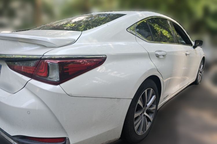 Used Lexus ES 2020 300h Premier Edition Rear Right 45 Deg
