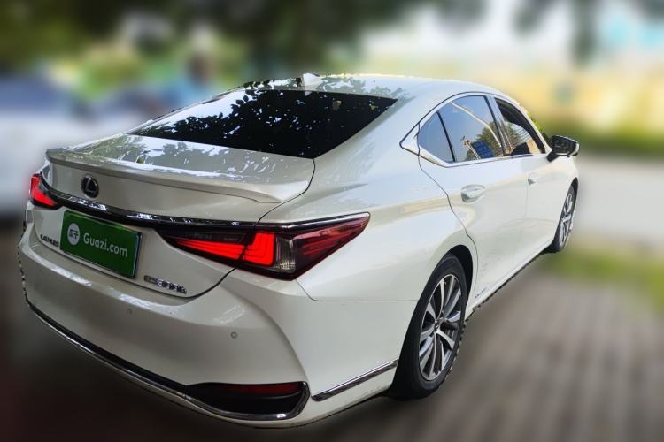 Used Lexus ES 2020 300h Premier Edition Rear Right 45 Deg