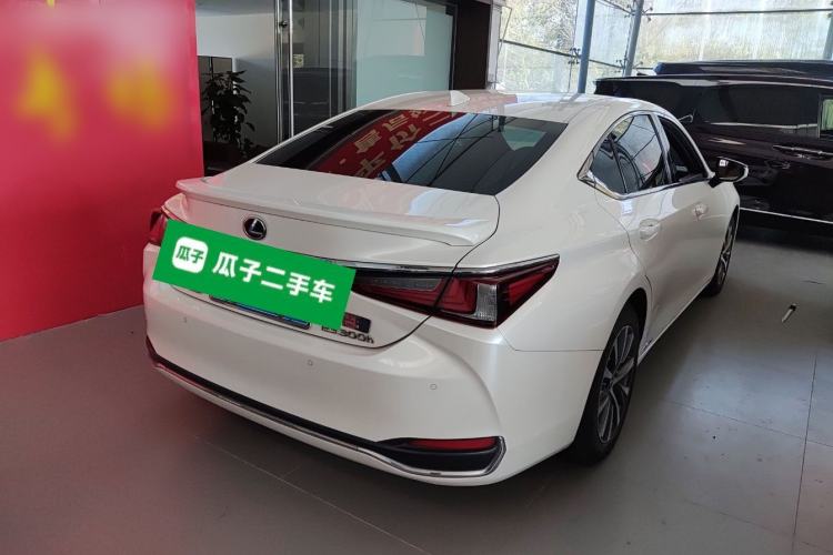 Used Lexus ES 2020 300h Premier Edition Rear Right 45 Deg