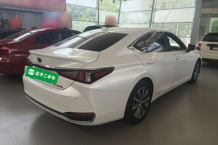 Used Lexus ES 2020 300h Premier Edition Rear Right 45 Deg