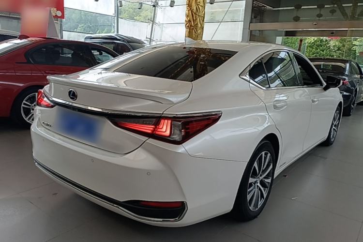 Used Lexus ES 2020 300h Premier Edition Rear Right 45 Deg