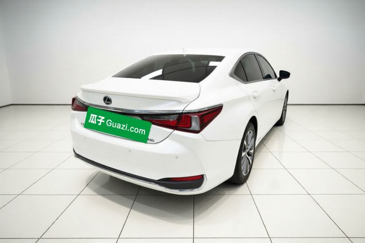 Used Lexus ES 2020 300h Premier Edition Rear Right 45 Deg