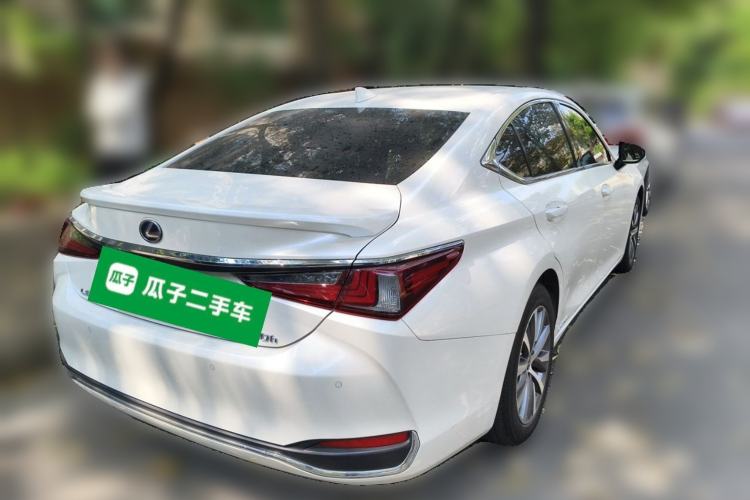 Used Lexus ES 2020 300h Premier Edition Rear Right 45 Deg