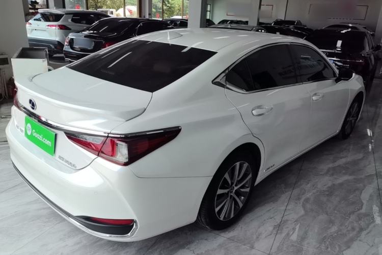 Used Lexus ES 2020 300h Premier Edition Rear Right 45 Deg