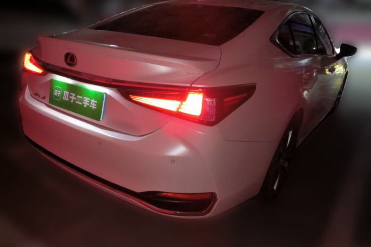Used Lexus ES 2020 300h Premier Edition Rear Right 45 Deg