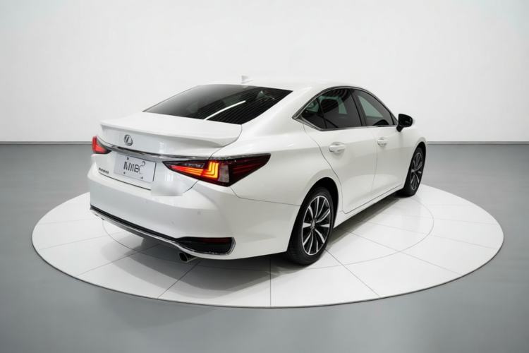 Used Lexus ES 2020 300h Premier Edition Rear Right 45 Deg