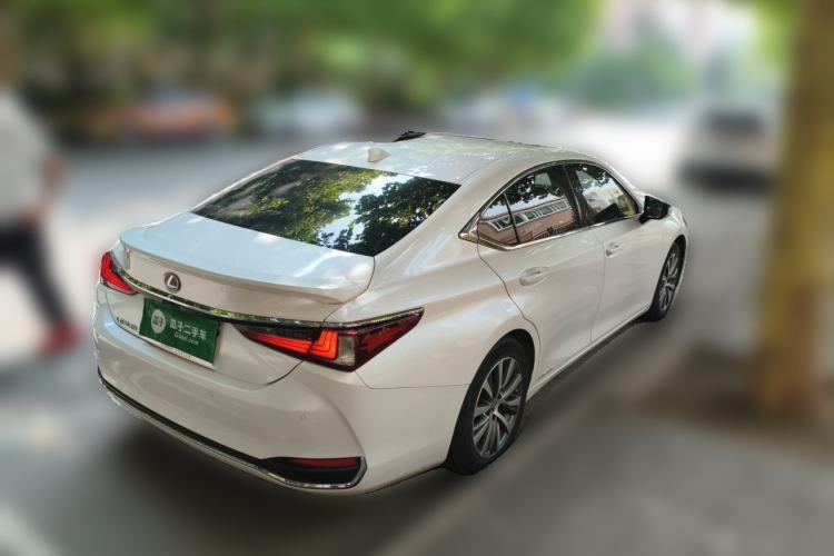 Used Lexus ES 2020 300h Premier Edition Rear Right 45 Deg