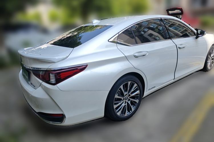 Used Lexus ES 2020 300h Deluxe Edition Rear Right 45 Deg