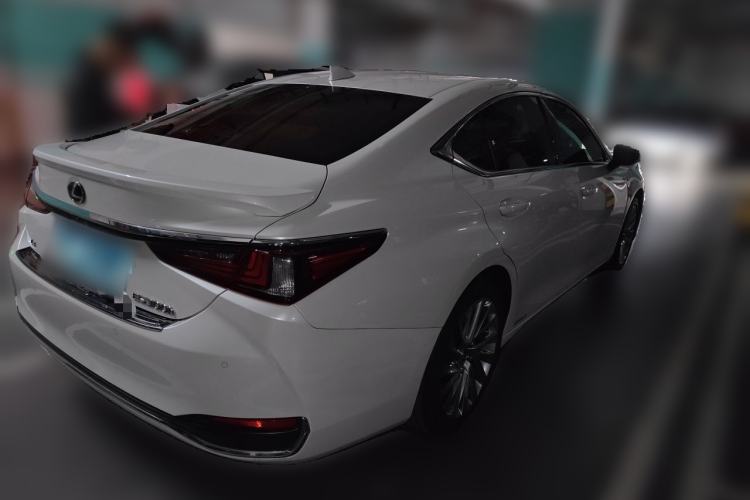 Used Lexus ES 2020 300h Premier Edition Rear Right 45 Deg