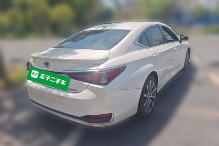 Used Lexus ES 2020 300h Smart Hybrid Special Limited Edition Rear Right 45 Deg