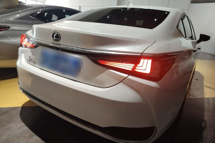 Used Lexus ES 2020 260 Excellence Edition Rear Right 45 Deg