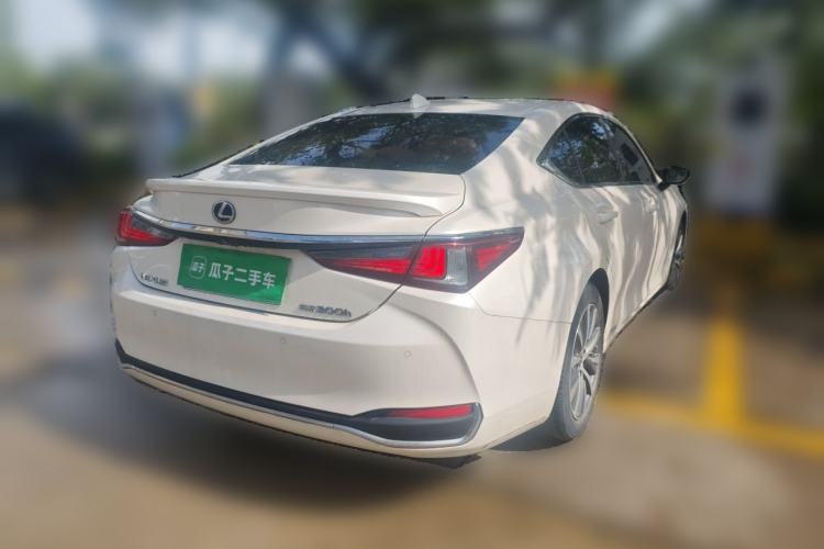 Used Lexus ES 2020 300h Premier Edition Rear Right 45 Deg
