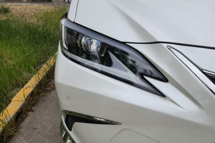 Used Lexus ES 2020 300h Premier Edition Right Front Headlight