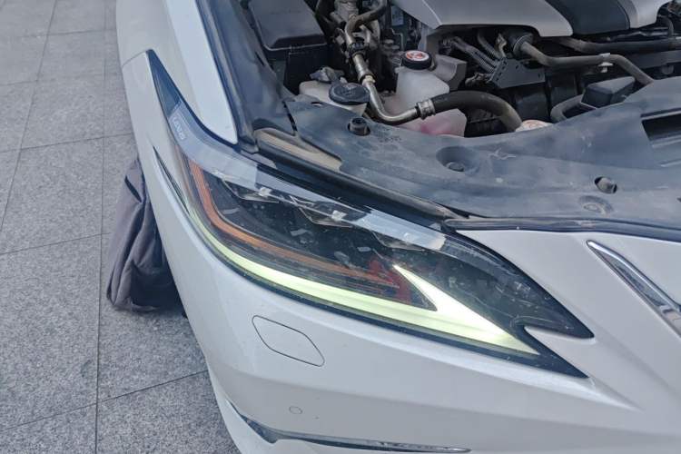 Used Lexus ES 2020 300h Deluxe Edition Right Front Headlight