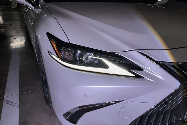 Used Lexus ES  Right Front Headlight