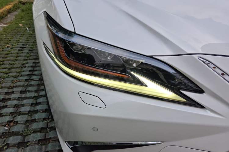 Used Lexus ES 2020 300h Deluxe Edition Right Front Headlight