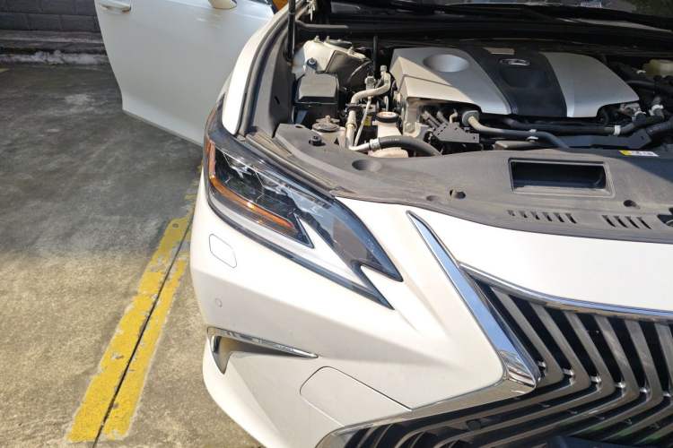 Used Lexus ES 2020 300h Deluxe Edition Right Front Headlight