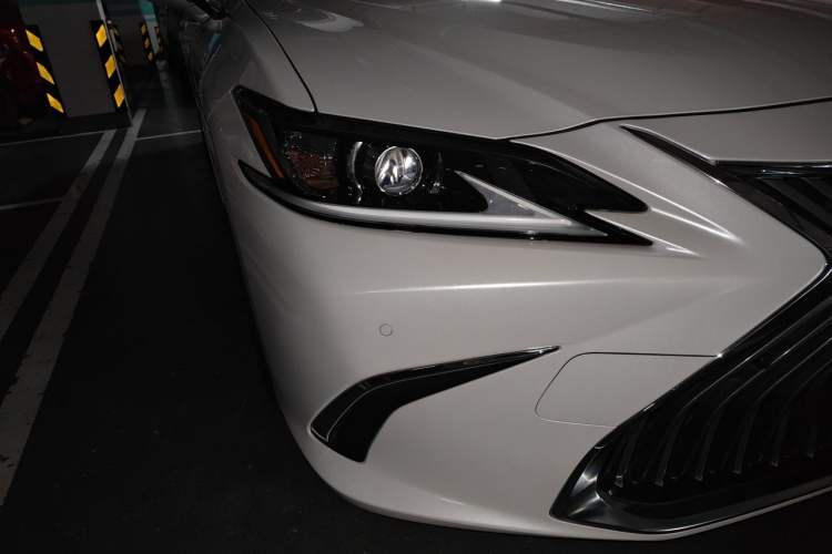 Used Lexus ES 2020 300h Premier Edition Right Front Headlight