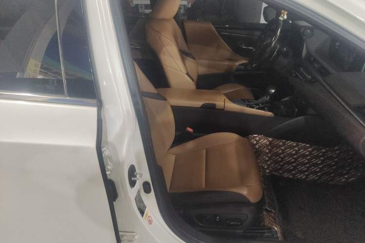 Used Lexus ES 2020 300h Premier Edition Right Front Seat