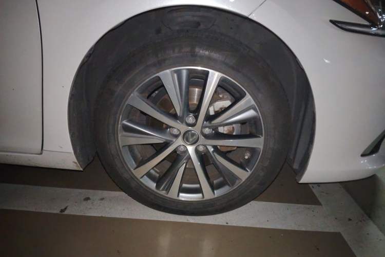 Used Lexus ES 2020 300h Premier Edition Right Front Wheel Hub