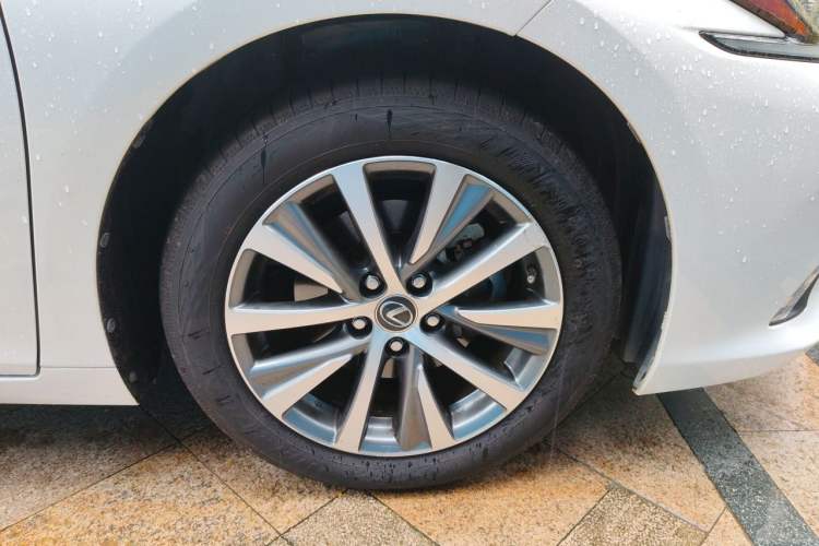 Used Lexus ES 2020 200 Excellence Edition Right Front Wheel Hub
