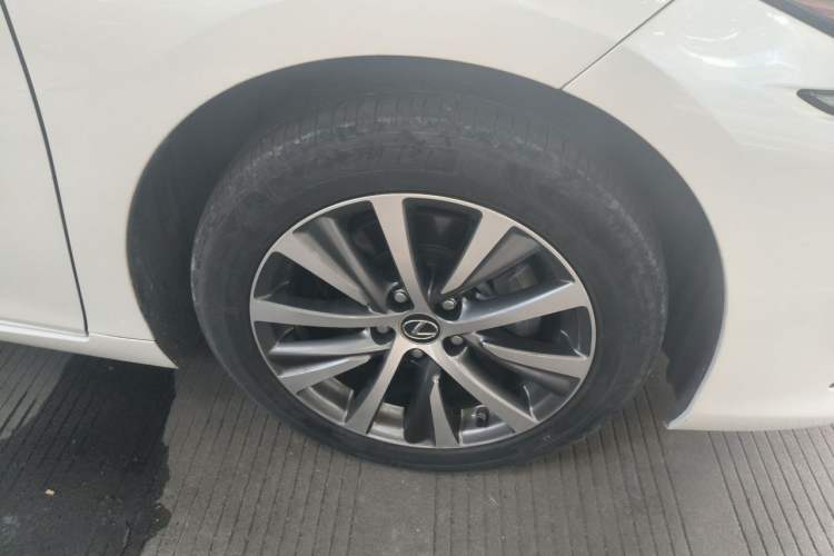 Used Lexus ES 2020 300h Premier Edition Right Front Wheel Hub