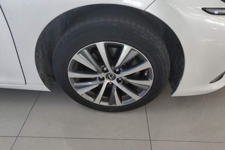 Used Lexus ES 2020 200 Excellence Edition Right Front Wheel Hub