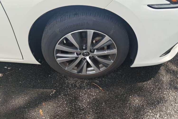 Used Lexus ES 2020 200 Luxury Edition Right Front Wheel Hub