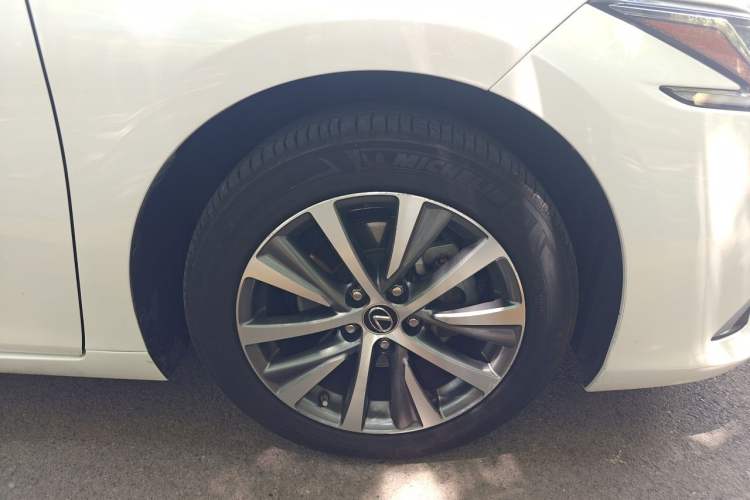 Used Lexus ES 2020 200 Excellence Edition Right Front Wheel Hub