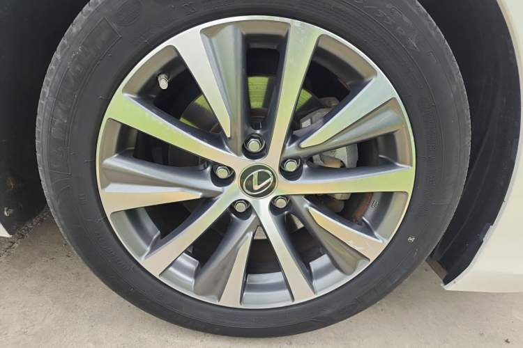 Used Lexus ES 2020 300h Premier Edition Right Front Wheel Hub
