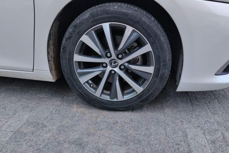 Used Lexus ES 2020 300h Premier Edition Right Front Wheel Hub