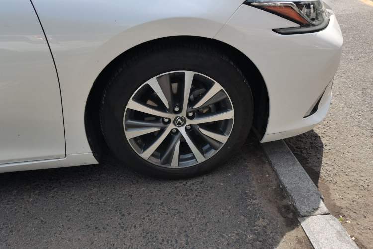 Used Lexus ES 2020 300h Premier Edition Right Front Wheel Hub