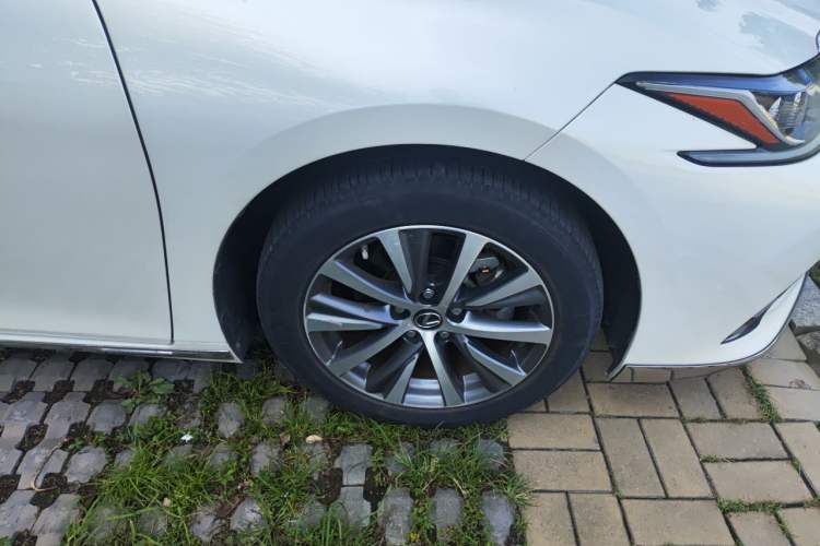Used Lexus ES 2020 300h Premier Edition Right Front Wheel Hub