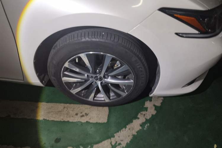 Used Lexus ES 2020 200 Luxury Edition Right Front Wheel Hub