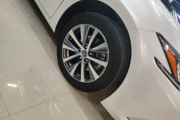 Used Lexus ES 2020 200 Excellence Edition Right Front Wheel Hub