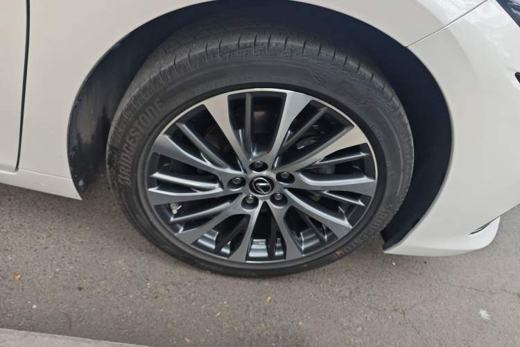 Used Lexus ES 2020 260 Deluxe Edition Right Front Wheel Hub