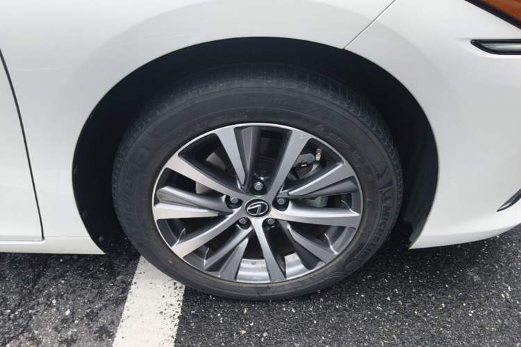 Used Lexus ES 2020 200 Excellence Edition Right Front Wheel Hub