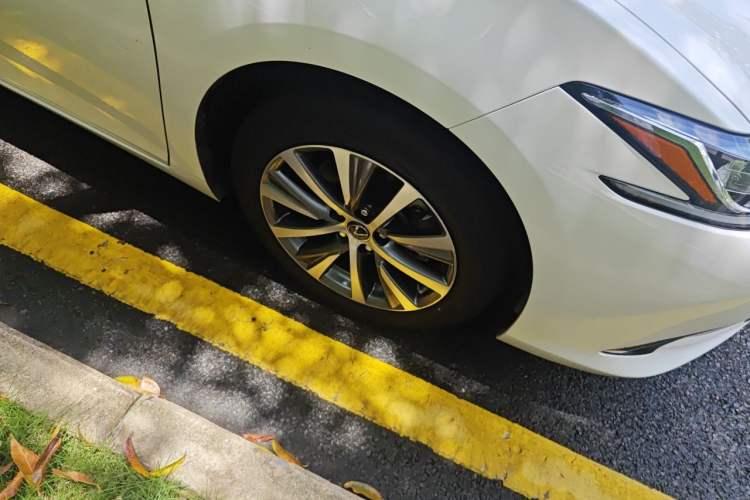 Used Lexus ES 2020 200 Excellence Edition Right Front Wheel Hub