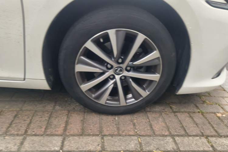 Used Lexus ES 2020 200 Excellence Edition Right Front Wheel Hub