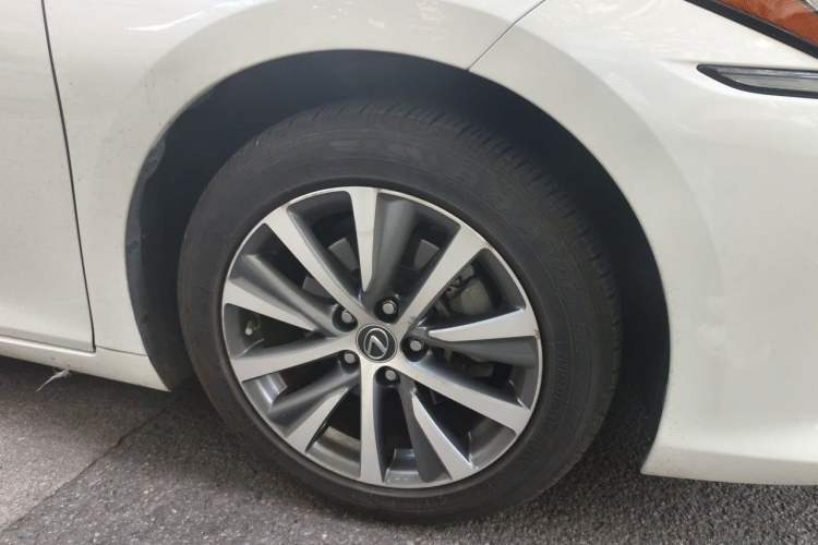 Used Lexus ES 2020 200 Excellence Edition Right Front Wheel Hub