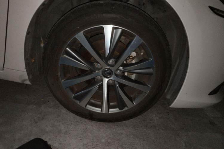 Used Lexus ES 2020 200 Luxury Edition Right Front Wheel Hub